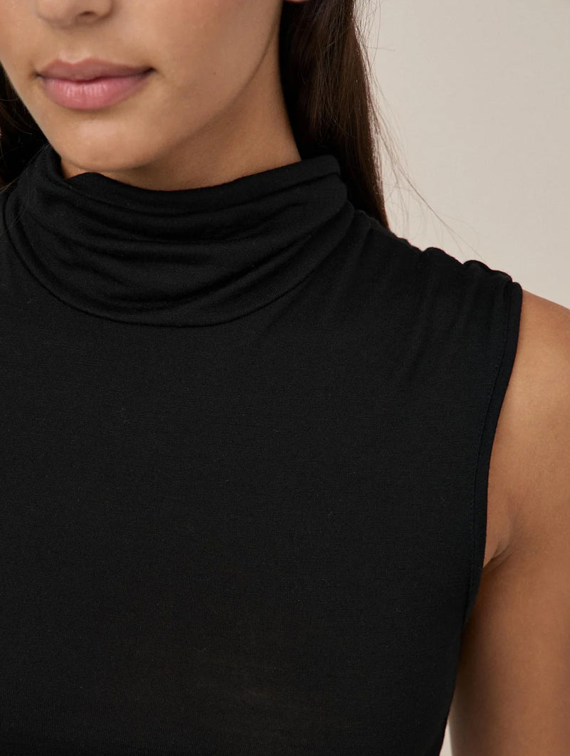 01 Turtleneck Singlet in Black