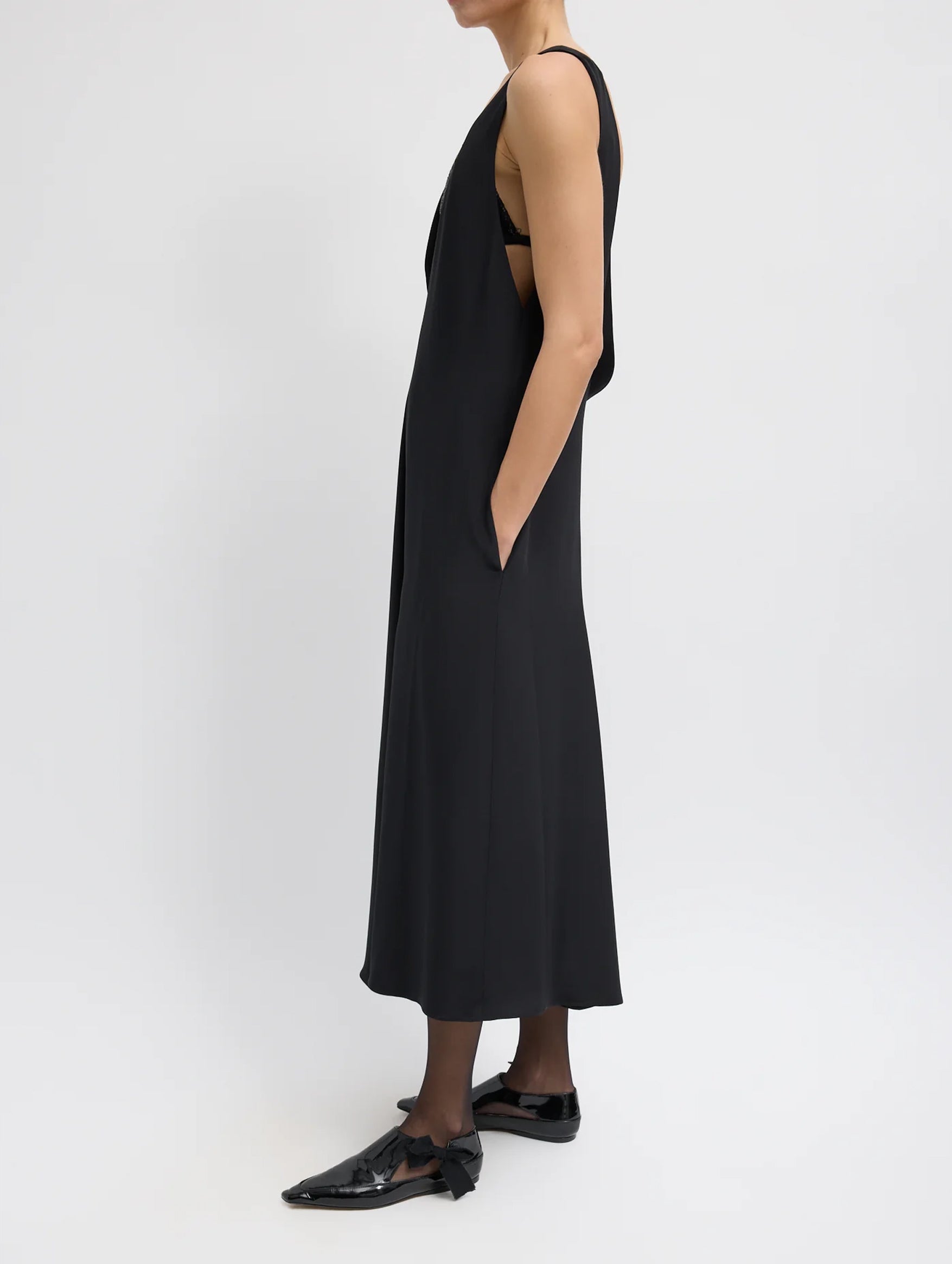 4 Ply Silk V-Neck Dress With Bra in Black