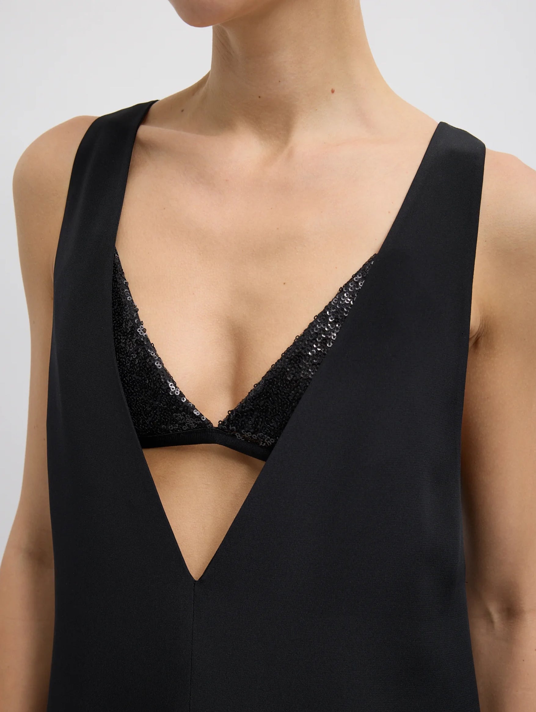 4 Ply Silk V-Neck Dress With Bra in Black