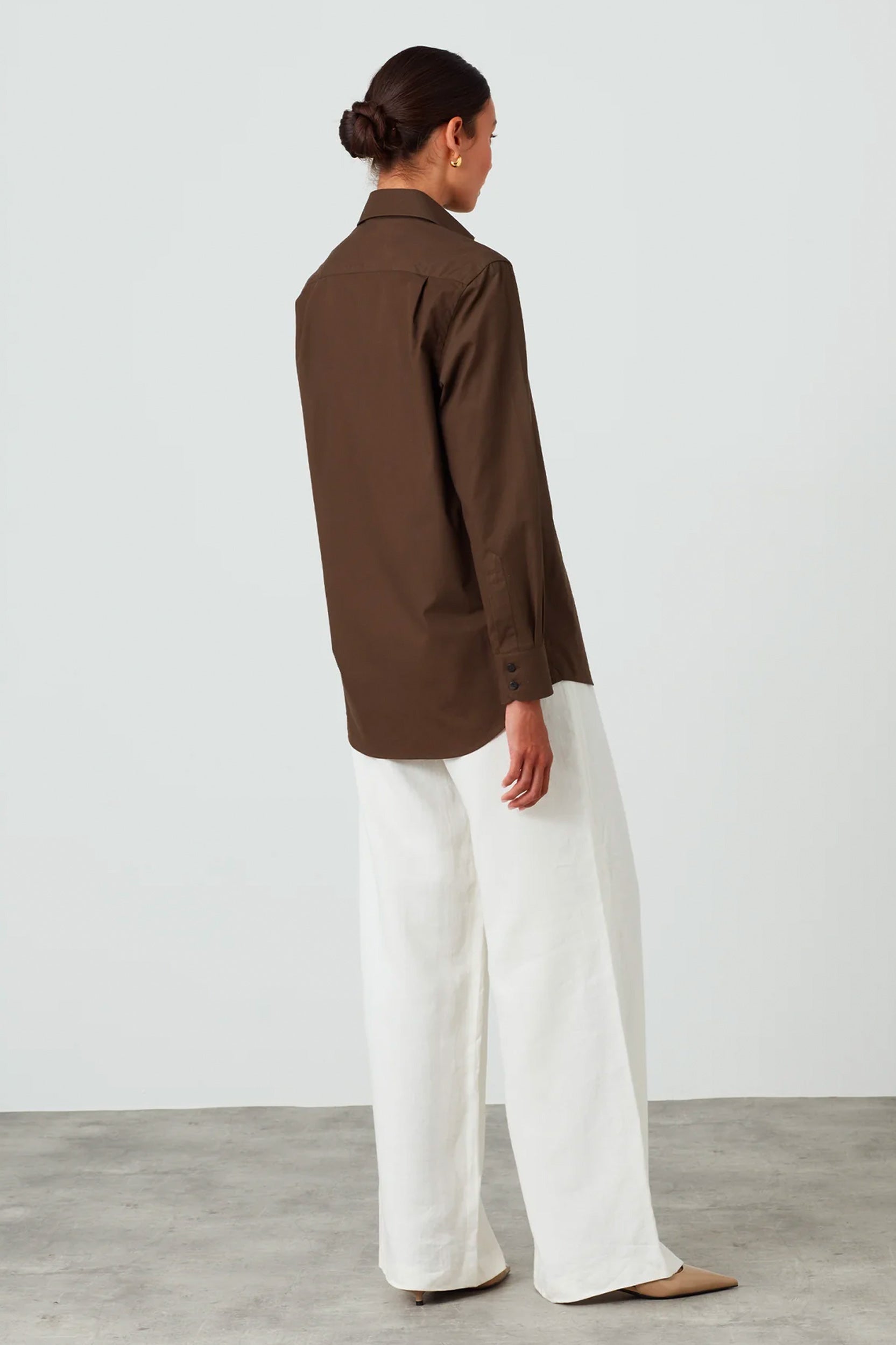 The Boyfriend Shirt in Fine Poplin Chocolate