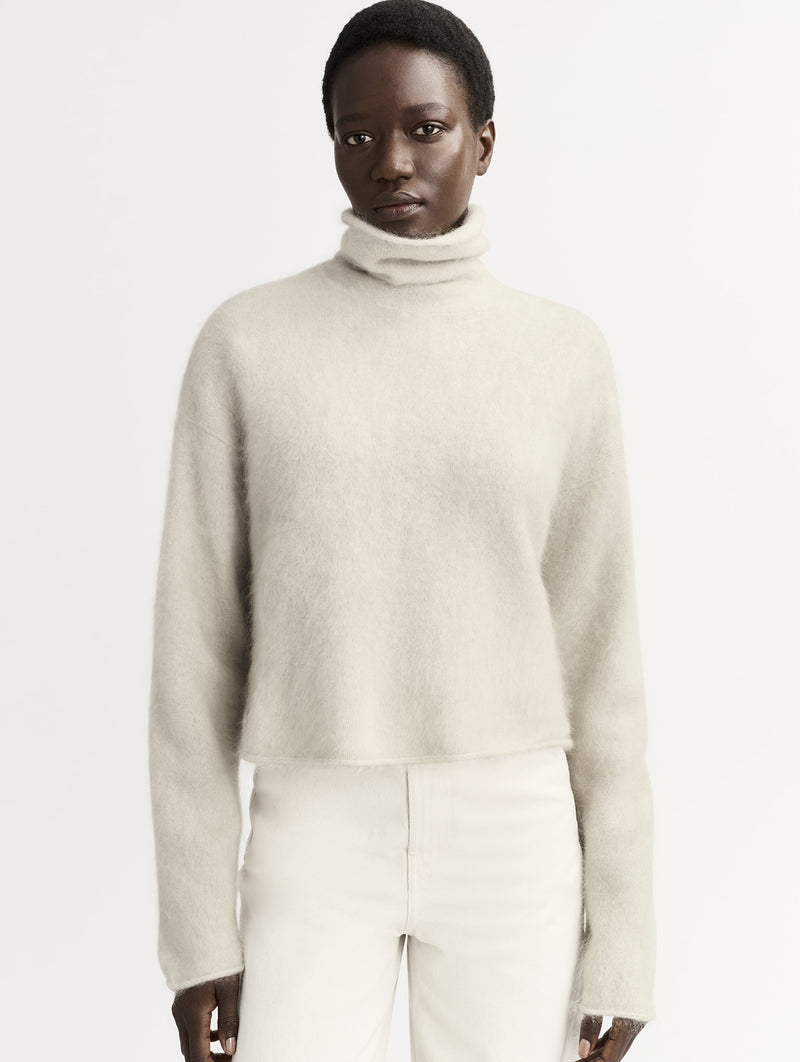 Brushed Cashmere Turtleneck in Chalk