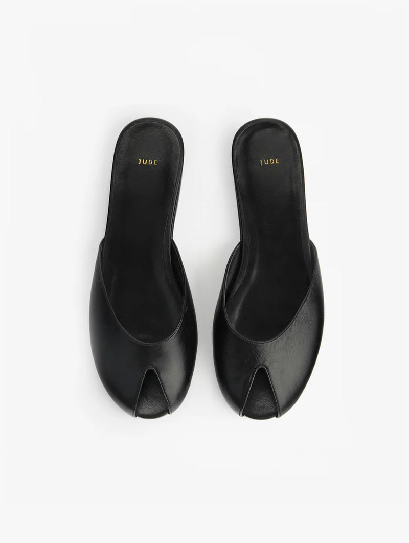Date Flat in Black Creased Leather