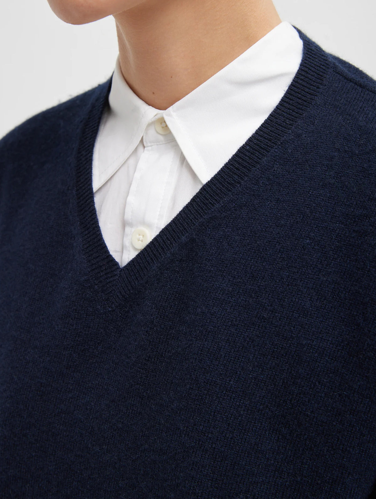 Washable Cashmere Easy V-Neck Sweater in Navy