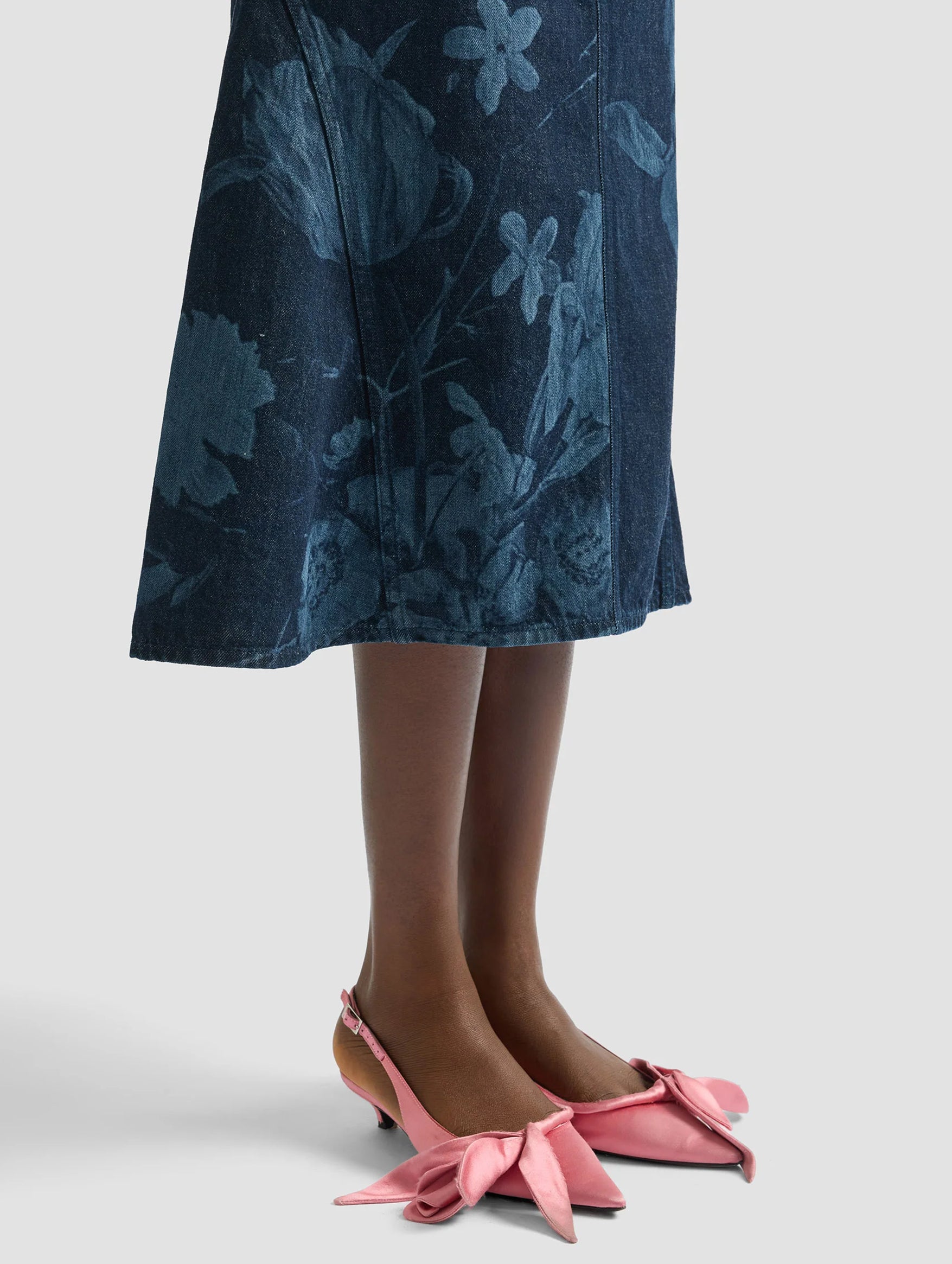 Fluted Midi Skirt in Dutch Flower Painting Indigo