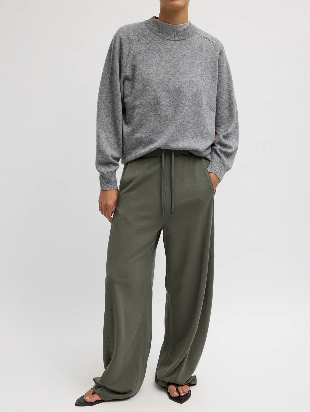 Light Weight Sweatshirting Regular Winslow Pant in Olive