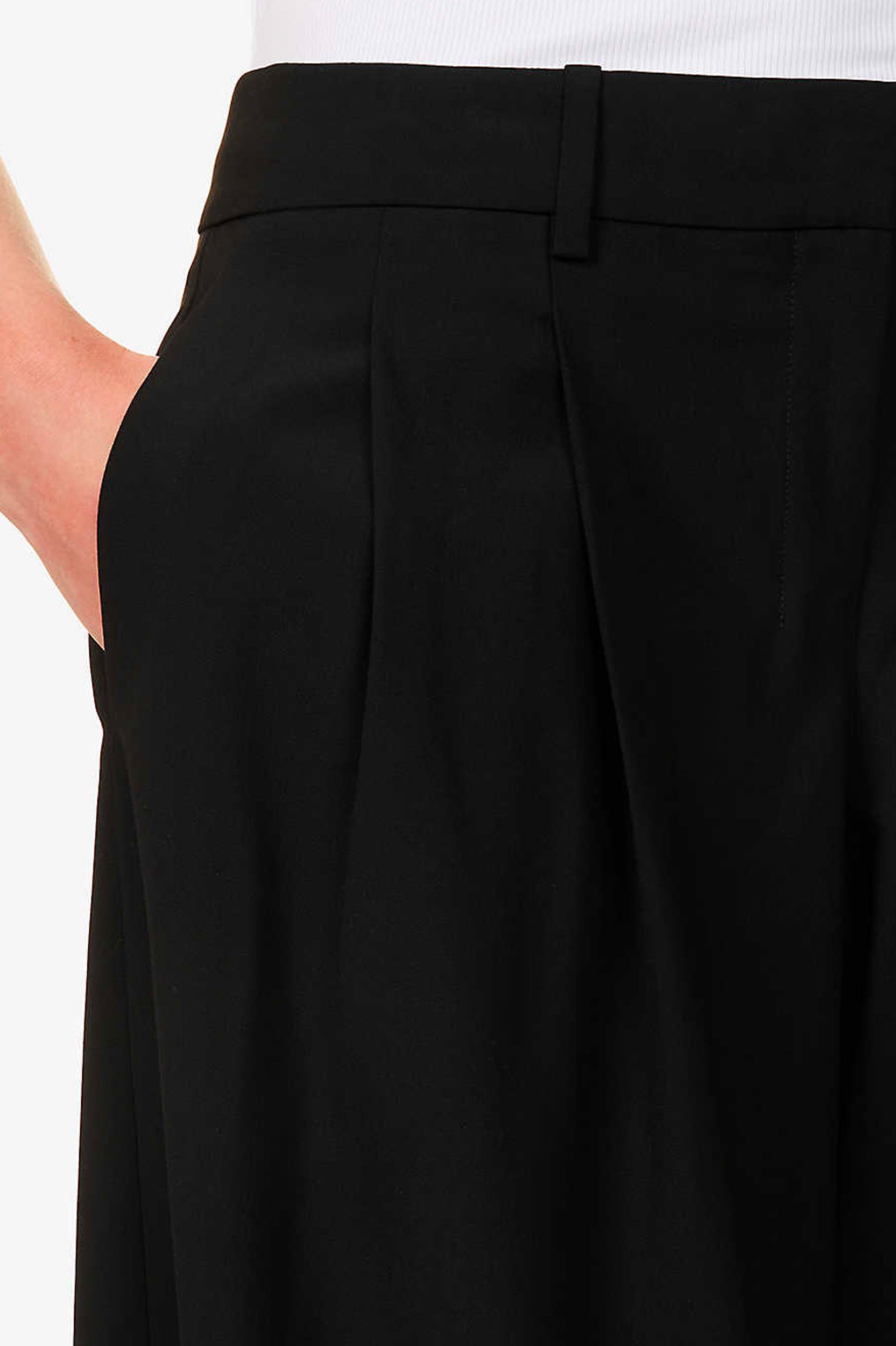 Wide Leg Pleat Pant in Black