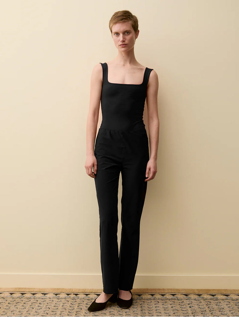 Nur Body in Black