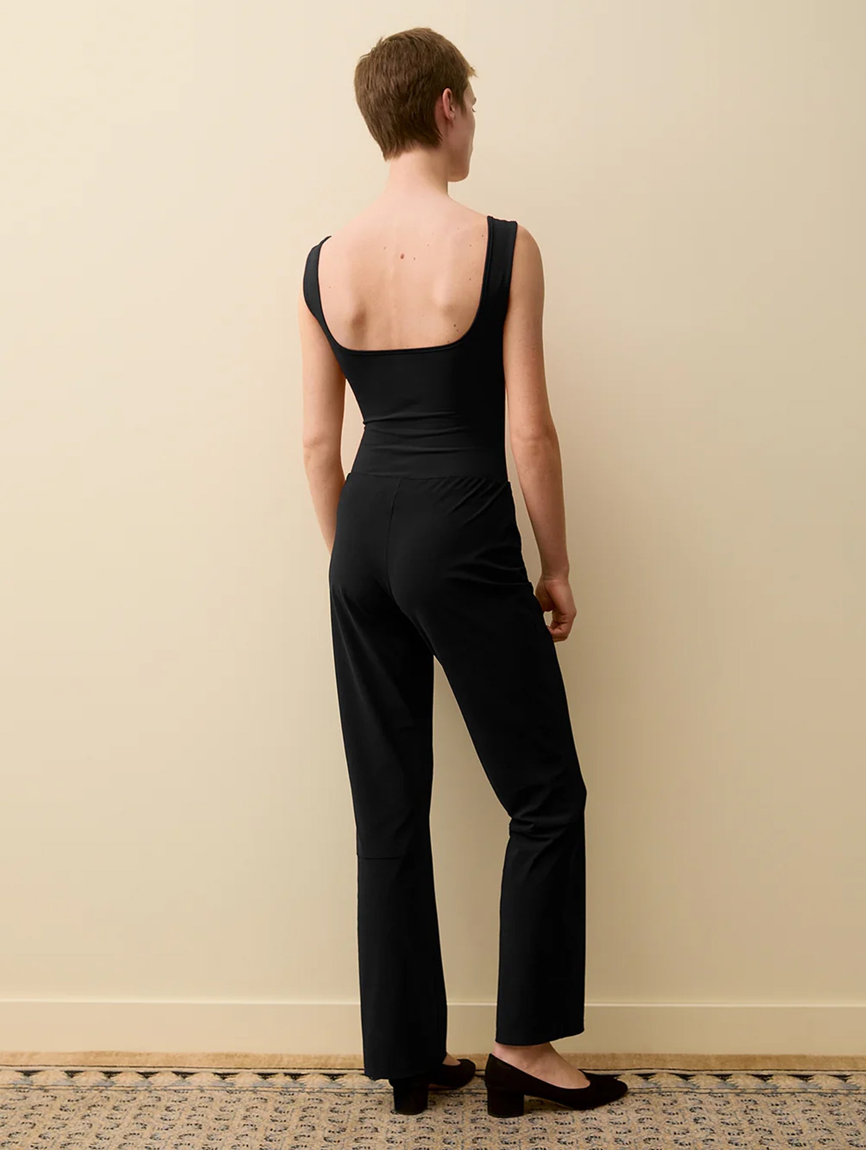 Nur Body in Black