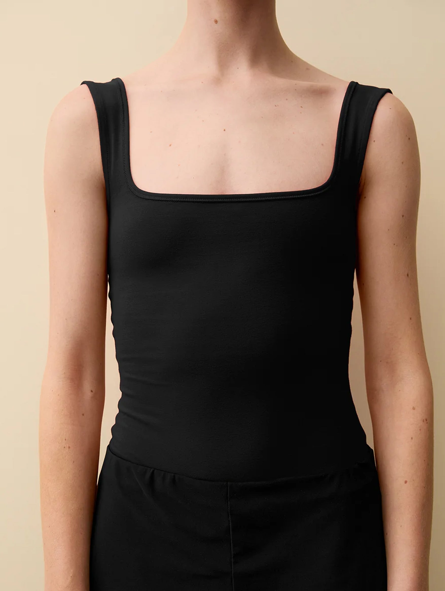 Nur Body in Black