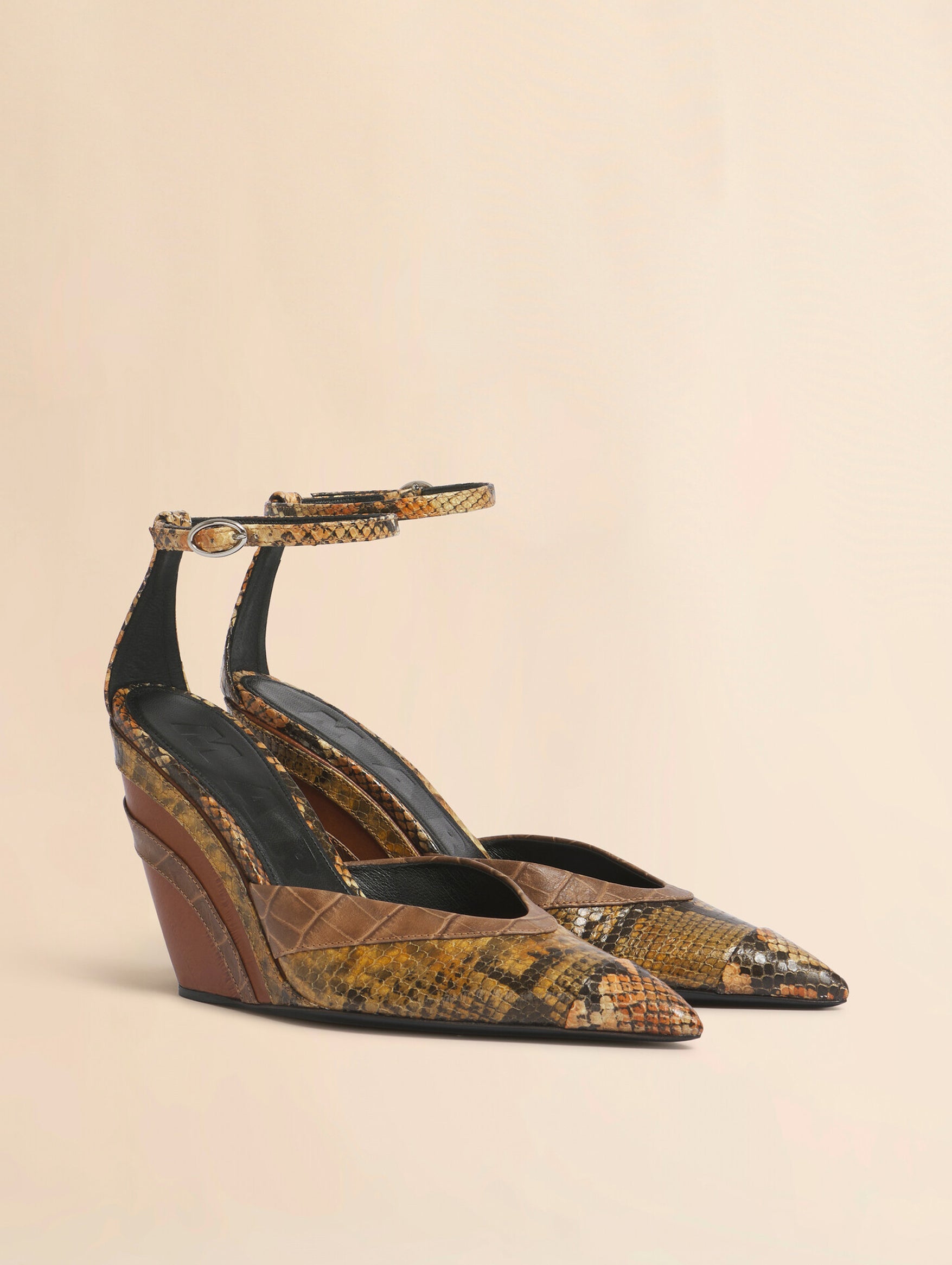 Pointed-toe Wedge in Brown