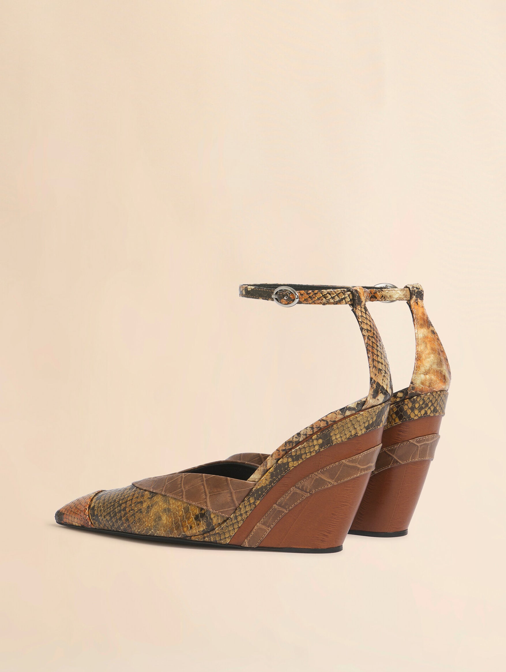 Pointed-toe Wedge in Brown