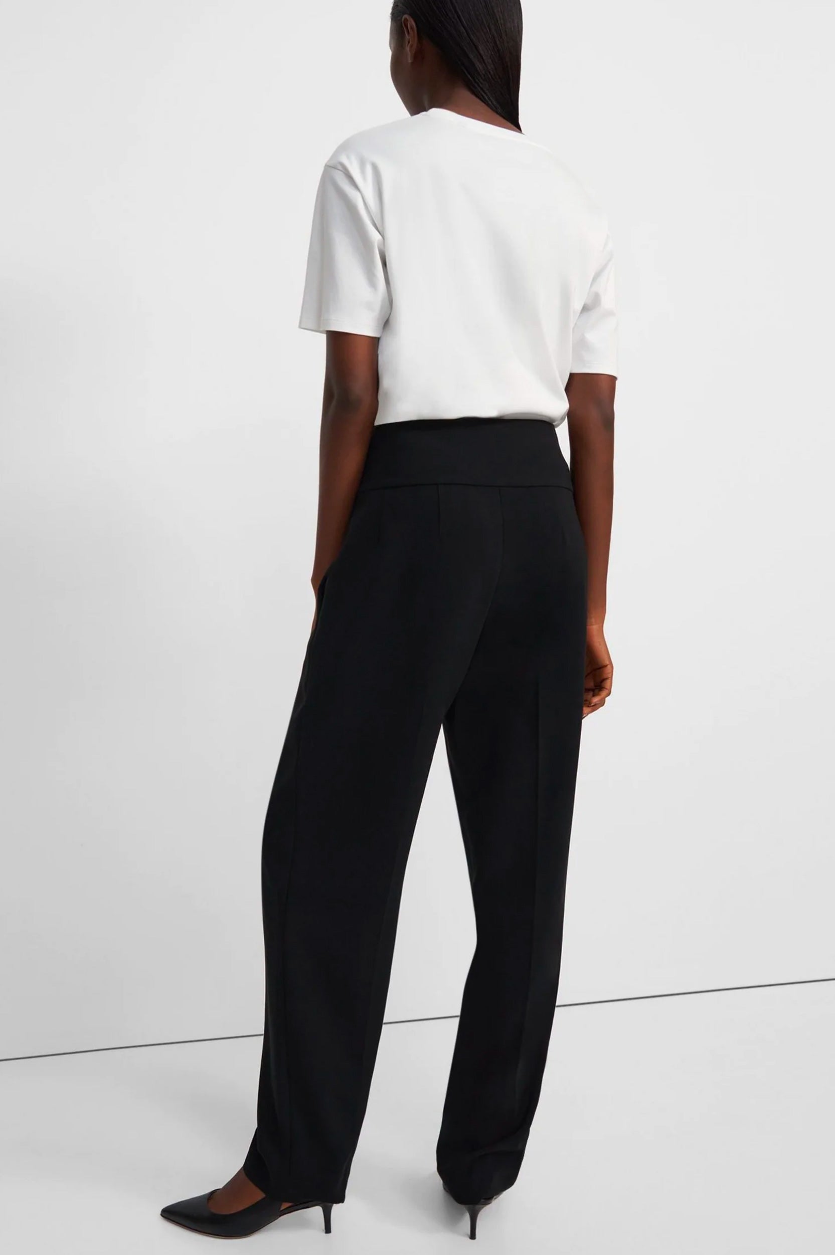 Carrot Crepe Pant in Black